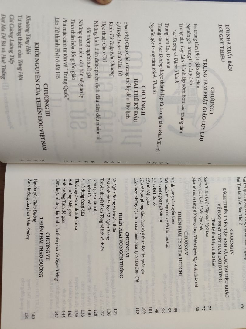 Boxset thiết kế bìa sang trọng, in rõ ràng. Thầy Nhất Hạnh với văn phong bình dị quen thuộc đã dẫn dắt lịch sử hình thành Phật giáo ở Việt Nam từ thời Giao Chỉ tới thời hiện đại. Với kiến thức & bề dày công phu tu tập, thầy kết hợp nhuần nhuyễn những sử liệu quý giá ở VN, Trung Quốc cũng như các tài liệu tiếng Pháp, tiếng Anh làm sáng tỏ lịch sử Phật giáo qua các thời kỳ, trong mối tương quan với Phật giáo các nước chung quanh. Đây là bộ sử liệu Phật học vô cùng giá trị, xin thành kính tri ân công đức của thầy. Rất hoan nghênh PNB đã in & tái bản bộ sách này. Tiki đóng gói có chèn lót tử tế, khá hiếm hoi trong thời gian gần đây.