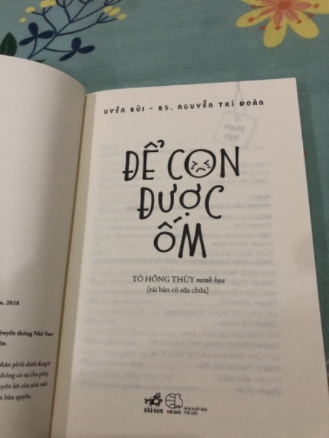 Chất lượng in bìa tốt. Giấy ổn, không dày. Màu giấy thích hợp để không hại mắt. 
Nội dung chia thành chăm sóc, dinh dưỡng và các bệnh. Có nhấn mạnh ý chính trong nội dung.