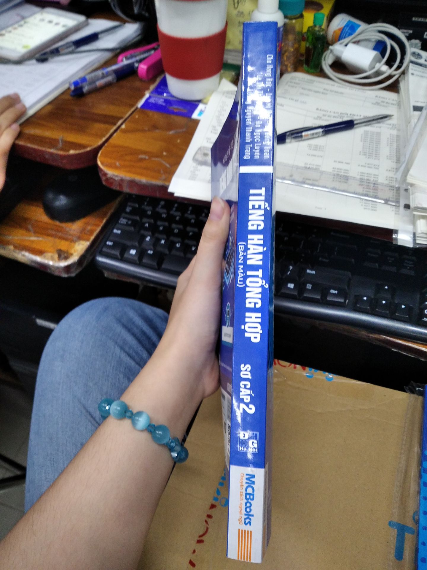 Đặt đơn hàng lúc 1 h sáng 8/3 rồi nó giao lúc 9, 10 h sáng hôm nay luôn. Giao nhanh thật sự tikinow có khác. Đóng gói cẩn thận. Sách dày, màu sắc đủ làm có hứng học hẳn.