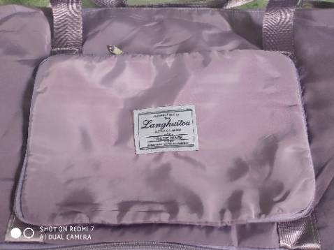 Hài lòng SP đúng như shop quảng cáo, màu sắc thì ở ngoài nhìn cũ không sáng như quảng cáo,độ bền thì chưa sài nên chưa biết nhưng dây kéo mới đụng vô đã bị gẫy chổ móc (chắt bị xui ) .