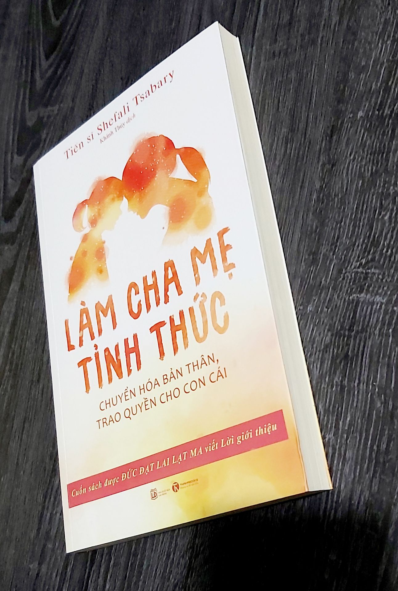 Nếu cha mẹ đã áp dụng nhiều bí quyết trong nuôi dạy con mà không đem lại hiệu quả thì cuốn sách này giải thích dễ hiểu và rõ ràng về nguyên nhân không hiệu quả đó: tất cả đều xuất phát từ nơi khởi nguồn của rắc rối – sự vô minh. Cuốn sách cũng chỉ rõ, dạy con trong tỉnh thức không dành cho những người yếu tim, vì phương pháp này đòi hỏi ta phải dũng cảm thoát ra khỏi căn nguyên của những đau đớn về tinh thần, nhờ đó ta có thể củng cố mối quan hệ với con trong lãnh địa của sự thiêng liêng, và ở nơi đó, con là cộng sự tinh thần, thậm chí là người dẫn đường, giúp ta chuyển hóa tinh thần. Chỉ khi ta dũng cảm để bản thân thoải mái tiếp cận với lãnh địa chưa biết đó để thay đổi và phát triển bản thân, ta mới có thể nuôi dạy con trở thành thực thế trọn vẹn và khỏe mạnh. Cuốn sách chính là “thánh kinh" đối với tất cả các bậc cha mẹ thời nay – những người tận tâm nuôi dạy những đứa con của tương lai.