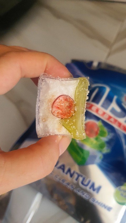 Xin chào Shop, mình có đặt 1 túi viên rửa chén 60 viên như trong đơn đã đặt. Thế nhưng hôm nay mình nhận được hàng hoàn toàn không trùng khớp với đơn đặt. Không chỉ vậy hàng không đảm bảo chất lượng (hình kèm theo). Kính mong shop hàng check lại đơn hàng và có phản hồi thích đáng dành cho mình. Mình không muốn bỏ tiền ra mà không nhận được hàng không chất lượng. Chưa nói là có dấu hiệu hư không đảm bảo an toàn khi sử dụng cho việc rửa chén bát, ảnh hưởng đến sức khỏe gia đình.