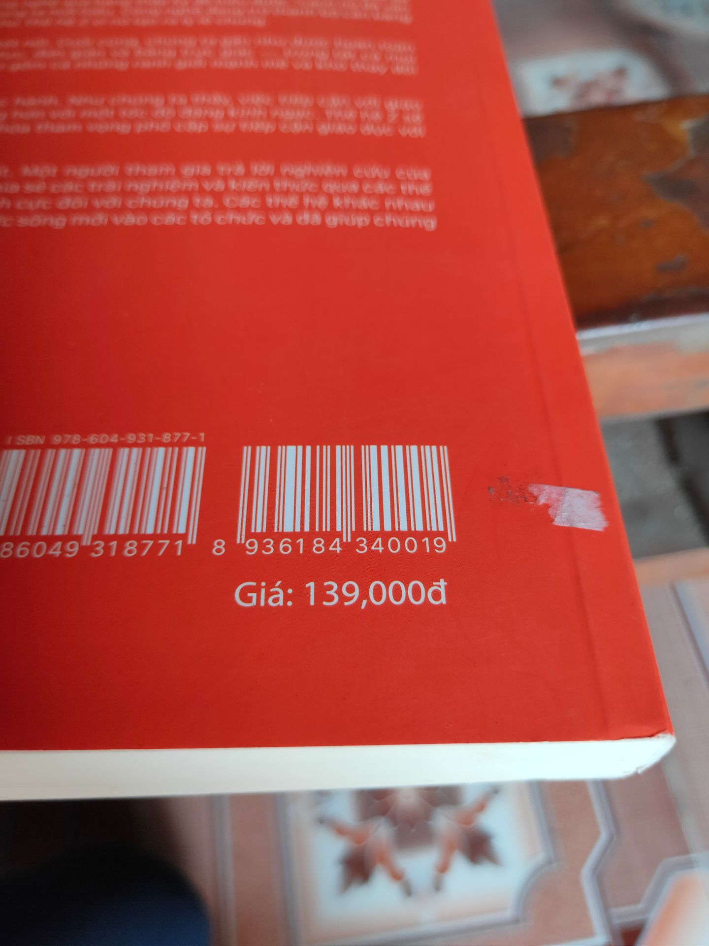 sách nhìn cũ. gáy sách bị rách nữa. bìa sách bị hỏng phần góc. phía sau sách có chỗ có dấu hiệu bóc dán lâu ngày. nói chung là hơi thất vọng ạ :(((