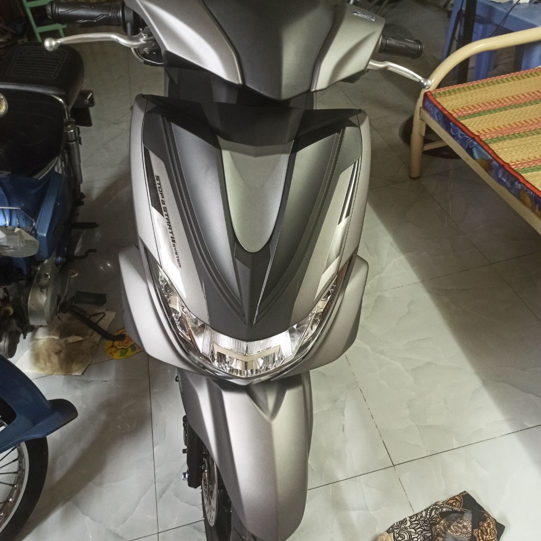 mình dùng voucher giảm 200k sp yamaha nên mua mặt nạ ~90k thôi. dán lên đầu xe đỡ tù hơn