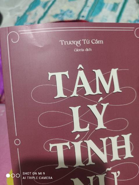 Hic lần đầu mua sách ở tiki mà thất vọng về cách đóng gói á. Mình khá khó tính và kỹ nên thấy sách bị xước hay bị hằn lên như vậy thì rất khó chịu, đằng này còn nhiều vết nữa. Mình nghĩ do cách đóng gói chỉ có 1 bao duy nhất bên ngoài cho 2 quyển sách nên nó không đủ bảo vệ, chưa kể nó còn không khít nên sẽ có sự xây xát ở trong. Mọi lần mình mua thì các quyển sách đều được gói kỹ riêng từng cuốn, và một bao chống sốc ở ngoài đựng tất cả, cũng chấm điểm cao cho đóng gói kiểu này. Nhưng lần này thất vọng lắm ạ..