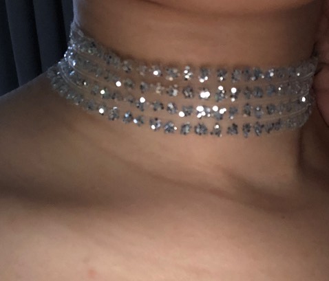 Giao nhanh 2h. Mẫu rất dễ thương nhưng mang hơi ngứa châm chích do mấy hạt đính bling bling ấy cạ vào da.