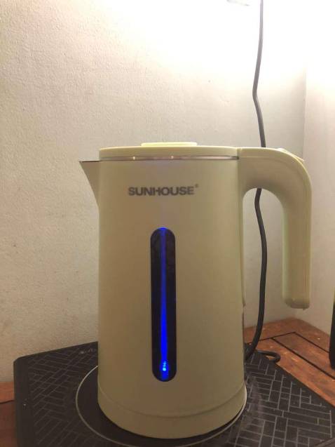 Giao hàng rất nhanh. Hàng chuẩn. Hộp hơi móp méo tí nhưng không sao vì ấm dùng cực thích.