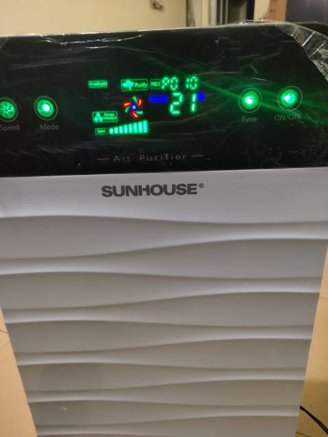Tạm chấp nhận dc thôi nhé . Nếu thêm mấy trăm nữa thì có nhiều lựa chọn hơn ( điều khiển bằng điện thoại ) , loại này ko có nhé . Nhựa ABS khá chắc chắn ( nhưngays của tui có vài ba vết xước ) . Khe hút gió ở 2 bên thân máy hơi bé , kể ra khe hút giớ đặt vị trí khác thì hiệu quả hơn . Luồng gió ra lại đặt phía sau máy ( có vẻ hơi ngược ) . Cảm biến khá nhậy ( nhưng ko khử dc mùi nhé . Chế độ speed nhỏ nhất với chế mode ( ngủ ) dường nhiw là 1 vì độ ồn nhiw nhau . Chốt lại . Mua cũng dc , chọn cái khác ( thêm mấy trăm ) mua loại khác cũng là lựa chọn hợp lý