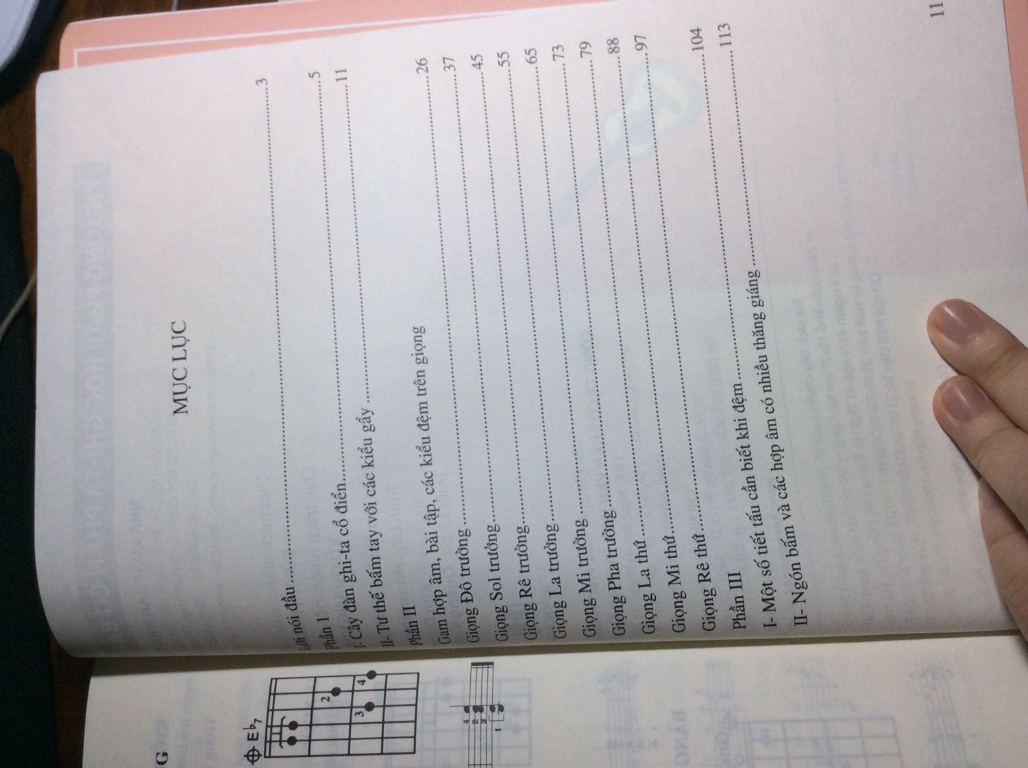 Sách về nguyên vẹn, như tiêu đề sách : phương pháp học Guiter CƠ BẢN, tác giả có sơ lược qua vài vấn đề về dụng cụ- chính là cây đàn guitar đấy - về hình dáng, bộ phận, cách lên dây blabla cho ta cái nhìn khái quát về thứ ta muốn chơi. Các bài tập cơ bản để tập dây, gẩy ngón, vân vân những điều cơ bản. 
Ý kiến riêng : ta phải học nhạc lí trước đã nhá :’)
