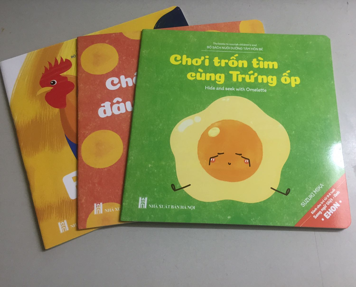 Bộ sách Ehon nuôi dưỡng tâm hồn trẻ thơ, bao gồm 10 quyển truyện ngắn được minh hoạ bằng hình ảnh với nội dung gần gũi, dễ hiểu với trẻ nhỏ. Bao gồm nhiều chủ đề khác nhau như màu sắc, hình khối, gia đình, cảm xúc... Thiết kế đẹp mắt và có video kèm theo giúp phụ huynh dễ dàng tương tác, hướng dẫn cho các bé