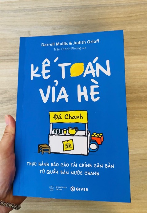 Bằng quầy bán nước chanh của một cậu nhóc tiểu học, mình đã hiểu về kế toán. Sách viết rất hài hước và dễ hiểu. Sách giao rất nhanh và gói cẩn thận
