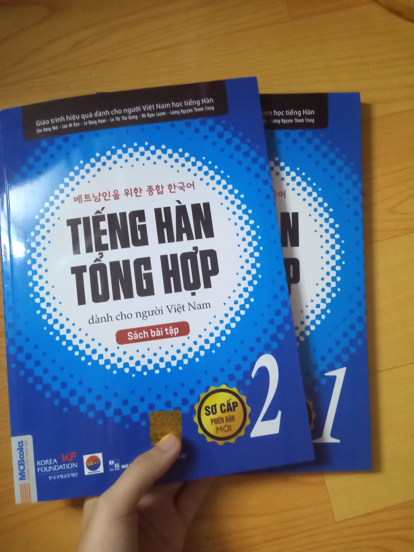 Đóng gói trong hộp to và vừa vặn ạ. Chất giấy tốt và nội dung cũng rất ổn ạ. Mua sách quét QR code và nhập mã quà tặng là có thêm vài đề để ôn nữa ạ.