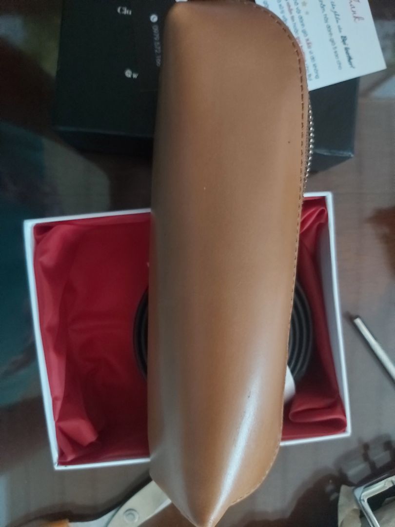 phải chi có màu đen nữa là tuyệt vời, e tưởng nhỏ ko để được nhiều thứ ai ngờ để được nhiều lắm! giao hàng nhanh và đóng gói rất kĩ, khóa kéo chắc chắn, đường chỉ may ok lắm, sẽ ủng hộ shop hoài