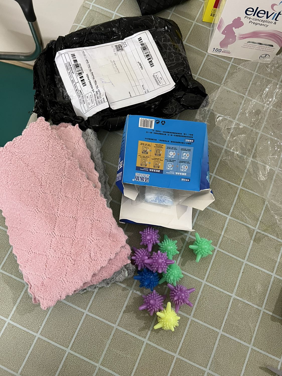 Giao hàng không đủ sản phẩm, đặt có đôi dép đi trong nhà tắm không giao mà vẫn tính tiền đủ???