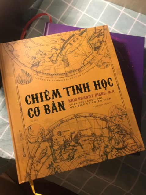 Nên mua quyển chiêm tinh học cơ bản trước khi mua quyển này để có thể hiểu rõ và sâu sắc nhất nha! Nếu không hiểu được cơ bản thì họ đọc cuốn này sẽ khá trừng tượng