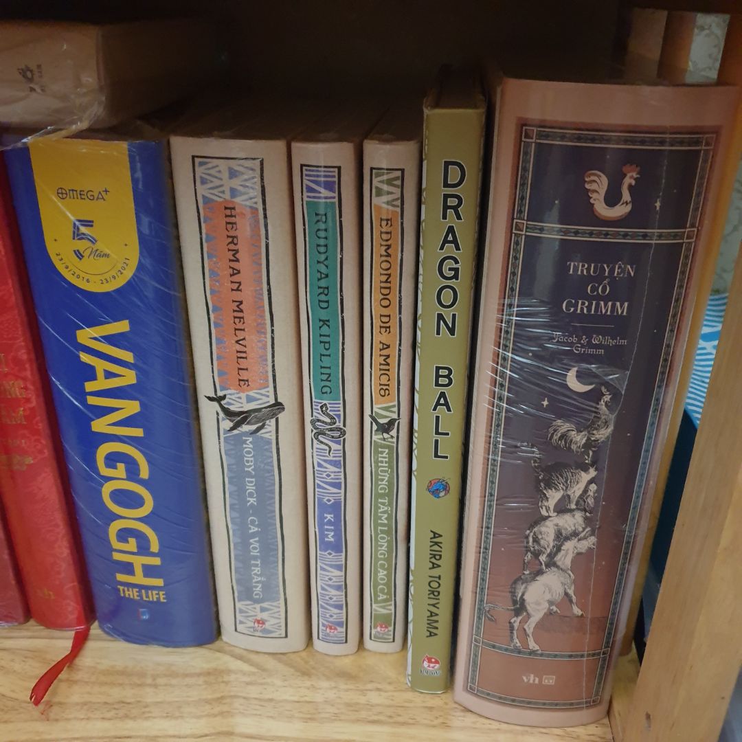 Khổ sách to hơn những cuốn bìa cứng khác nhiều lại dày, nghĩ cầm đọc cũng sẽ khá vất vả, đôi khi lại còn tranh thủ luyện cơ