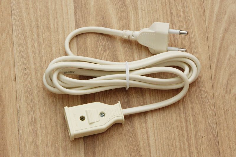 Bề ngoài đẹp, tiện dụng khi muốn vừa sạc điện thoại, vừa nằm giường hoặc ngồi salon, ko phải rướn người theo dây sạc. Cái màu đỏ trông xịn, chắc chắn hơn màu trắng. Độ bền thì phải dùng vài năm mới nói được