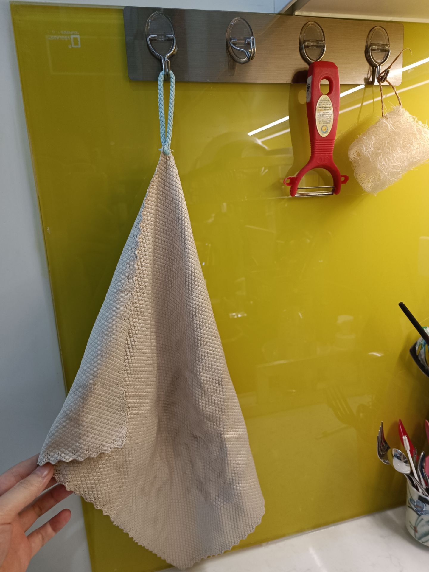 Từ bé đến giờ mới tìm được loại khăn lau rẻ mà ưng ý như vậy. Kể cả loại khăn vài chục nghìn trong siêu thị cũng k bằng luôn. Thấm nước cực kì tuyệt vời, mình chế thành cả khăn lau tay luôn. Lần thứ 2 mua bộ khăn này rồi mặc dù set trước chưa dùng hết, vì thích quá. :))