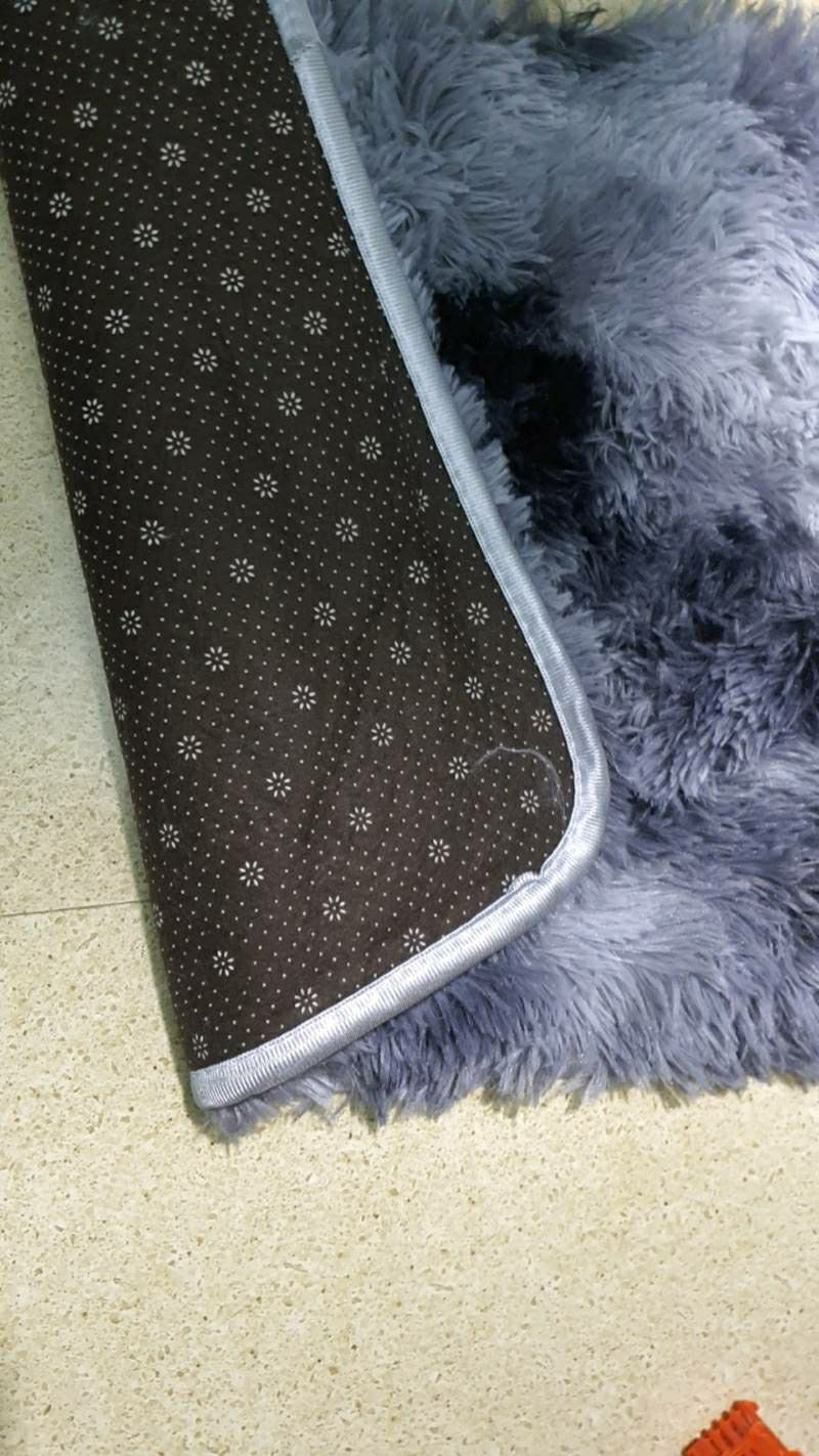 có hơi 1 tí nhưng k đáng kể. hàng đẹp fafy dặn. bô g mềm mềm. k bị hôi. shop giao hàng nhanh. 5 sao nhé