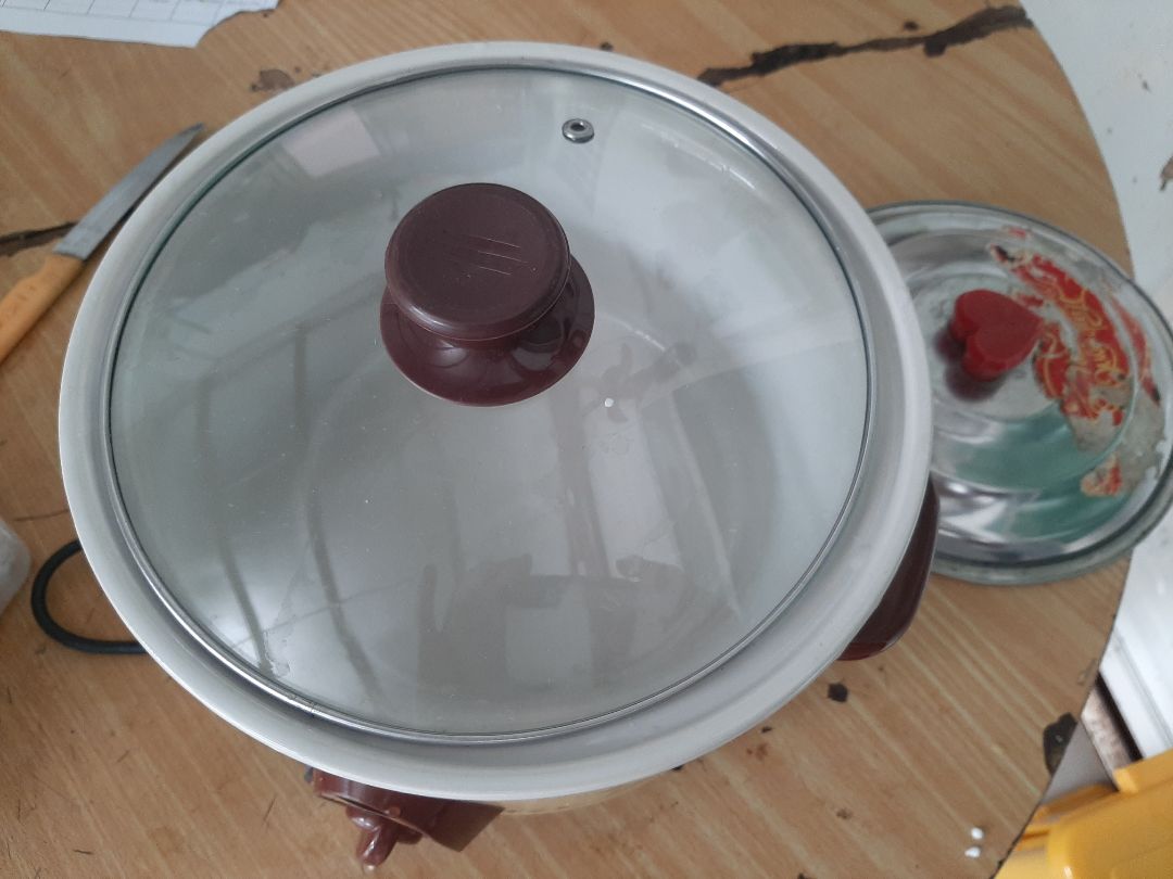 Thất vọng bán nồi sứ đúc bị méo. Thử cắm điện thấy hoạt động tốt. Xong nồi sứ đúc không tròn, nên vung đậy không được kín... đun bao nhiêu hơi nóng thoát hết.