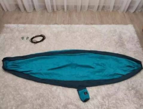 Đầy đủ phụ kiện chính hãng Naturehike, võng này gọn dùng xong xếp gọn vô túi, lúc tháo treo võng lên túi thành nơi để điện thoại khá tiện. Cảm ơn shop tư vấn nhiệt tình và món quà, võng nằm mát không bị nóng cái lưng bí khí và chịu nặng được