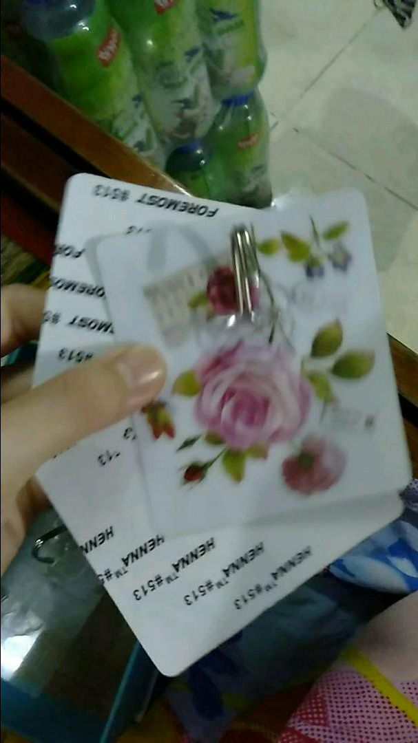 Mình mua treo mấy cái cây này thấy dính khá chắc nè không biết về sau sao nhưng thấy dán chắc cơm hơn mua ở siêu thị