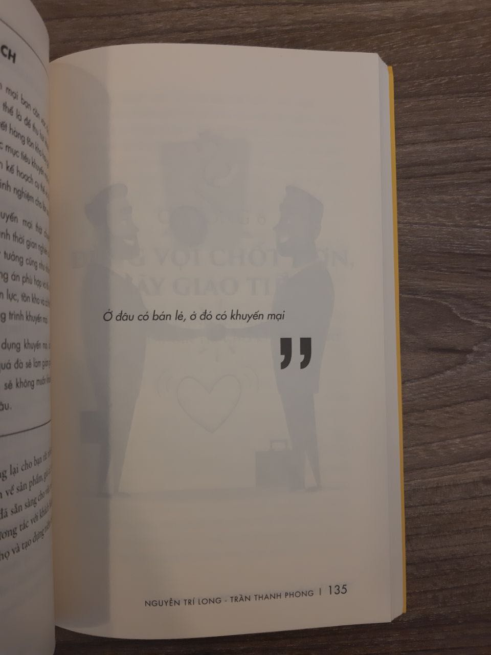 Đang lên TIKI tìm mua sách về sàn thương mại điện từ thì gặp ngay cuốn này. Cảm ơn GIVER Book thật nhiều luôn.  
Sách nói về việc bán hàng online trên *** và ***, có lẽ vì  đây là 2 nơi hiện tại dễ bán online nhất. Sách viết khá chi tiết và phù hợp cho người mới như mình