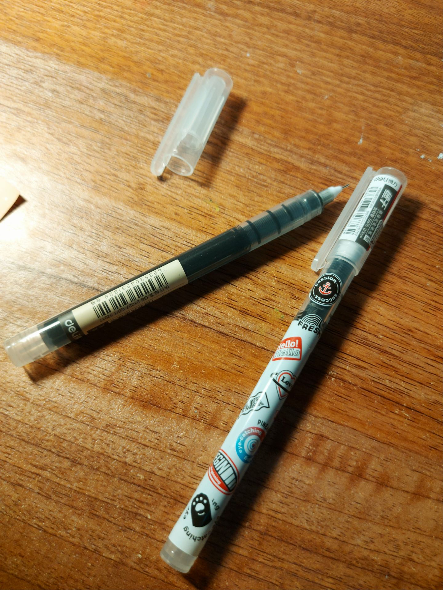 bút thiết kế đẹp. Viết đều nét, k những k tắc mực mà nằm giường viết cũng ok .ban đầu mk tưởng bút vỏ mang đen ,nhưng k phải đâu mà là ống mực ấy ,mực siêu nhiều. giá hợp lí, nên mua