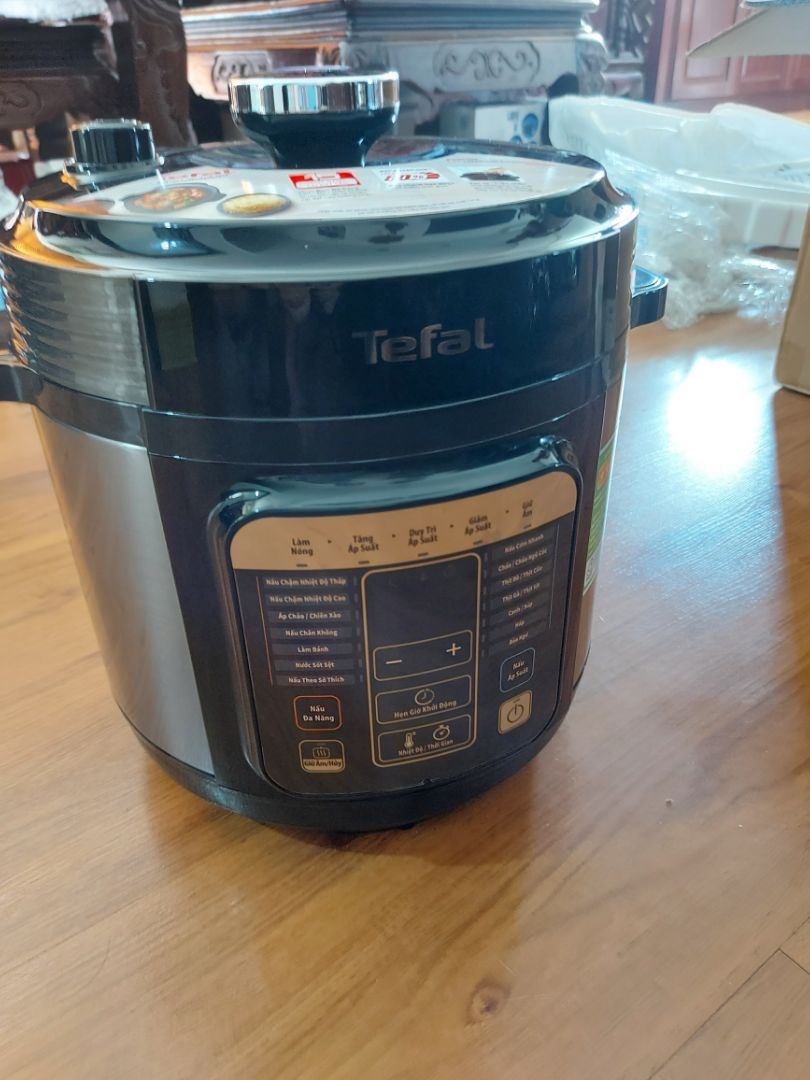 Đặt hàng vào thời gian đang giãn cách nhưng tiki giao hàng nhanh một cách bất ngờ. Điểm cộng: Nồi rất đẹp. Các nút điều khiển đều là tiếng Việt nên khá thân thiện với người dùng. Mới lần đầu dùng thử còn thấy hơi phức tạp nhưng chắc dùng quen sẽ tiện hơn. Nhà mình mới hầm thử thịt lợn theo chế độ mặc định là 30' và thành phẩm rất ổn. Shop tư vấn qua chat tại Tiki rất nhanh. Thắc mắc về bảo hành đều được giải đáp nhanh chóng. Nồi có kèm sách nấu ăn khá hữu ích. 
Điểm trừ: Các nút bấm của nồi không được nhạy lắm, phải bấm vài lần. Sách hướng dẫn sử dụng thì được dịch sang tiếng Việt khá ẩu, đọc nhiều chỗ thấy khó chịu. Tefal nên cải thiện hơn vấn đề này.
Còn 1 điểm trừ nữa là của Tiki, gần đây việc giải đáp thắc mắc của khách gần như bị bỏ bê. Khi tôi phản ánh về việc không thấy có phiếu bảo hành, chỉ nhận được *** tự động của tiki sẽ giải đáp trong 24h. Nhưng cuối cùng không có gì. Nếu không phải chat trực tiếp với Tefal và được giải đáp thì chắc lại phải vật vã gọi điện.
Tóm lại mình vẫn cho sản phẩm 5 sao vì đẹp, chất lượng dùng thử rất ổn. Tefal cũng rất nhiệt tình với khác hàng.