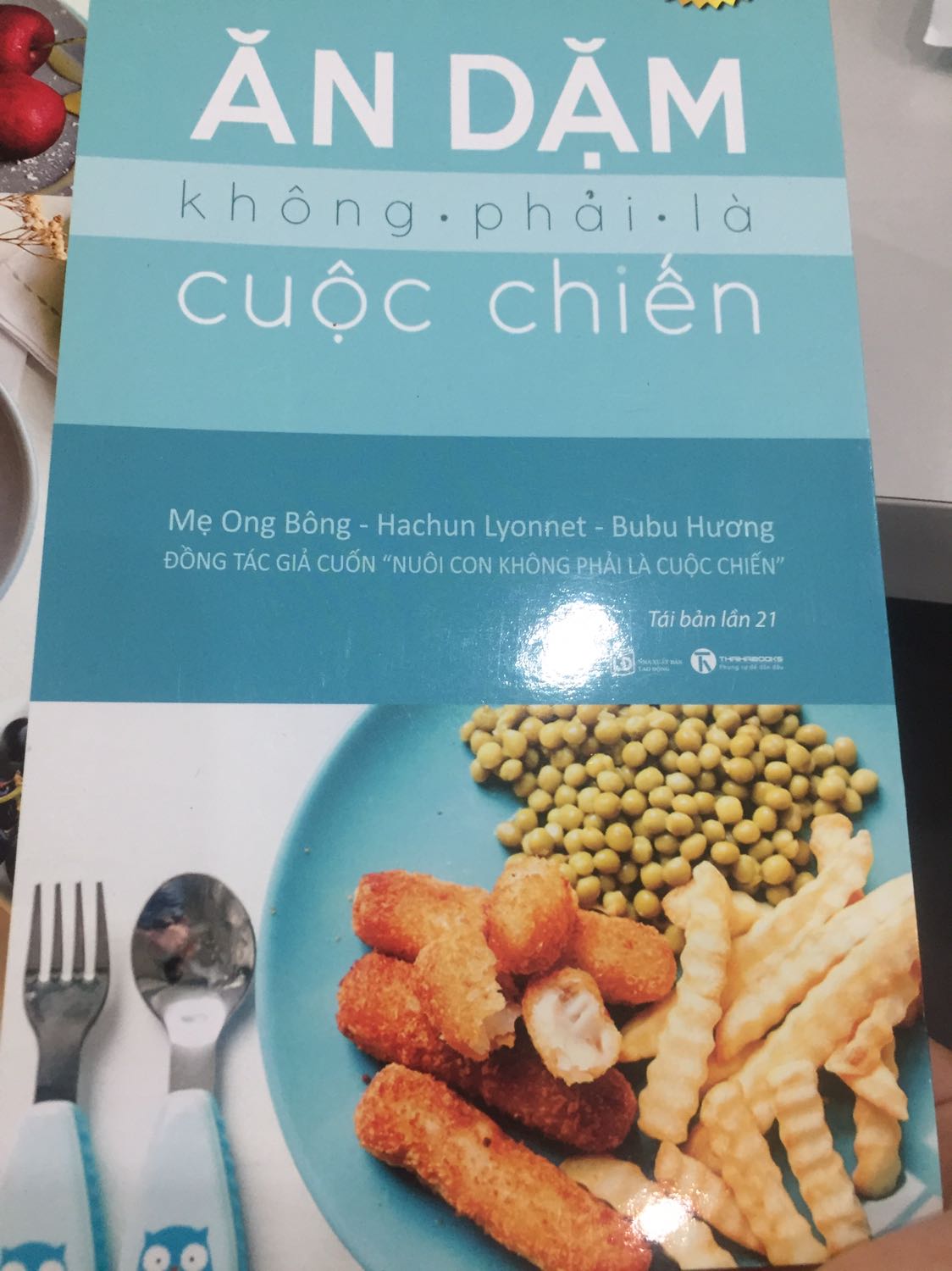 Mình chưa đọc nội dung sách nên không rõ thế nào, hy vọng đây sẽ là cuốn từ điển giúp mình cùng con đi qua giai đoạn ăn dặm vui vẻ. 
Thời gian giao hàng siêu nhanh, mình order về huyện mà hôm trước đặt hôm sau có sách rồi, đóng gói chắc chắn, mà k hiểu sao gáy sách bị thế. K có book care đâu ạ