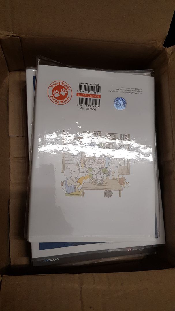 Mở hộp ra cầm quyển sách đã cảm thấy vừa tức vừa nản. Bookcare bọc sách mua bằng tiền đâu phải miễn phí mà Tiki bọc sách cẩu thả cho khách hàng. Nhiều lần trước miễn cưỡng cho qua, lần này xem hình ảnh mình chụp lại mọi người coi chấp nhận nổi không?Thà không bọc sách chứ bọc hàn 1 đầu còn 1 đầu hở như bịch ni lông vầy mà gọi là bọc sách hả Tiki? Thất vọng quá trời!!!