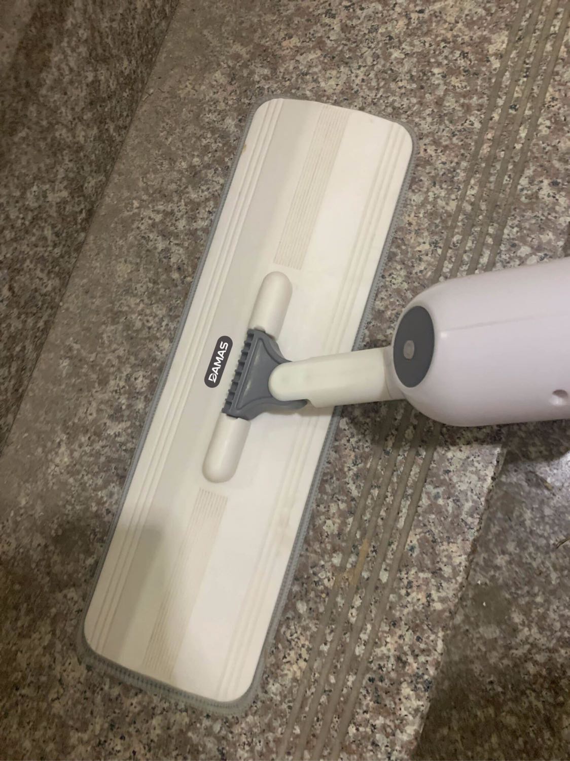 Lau cầu thang đỡ phải bê cái thùng theo nè, tiện lợi bao nhiêu. 10đ không có nhưng