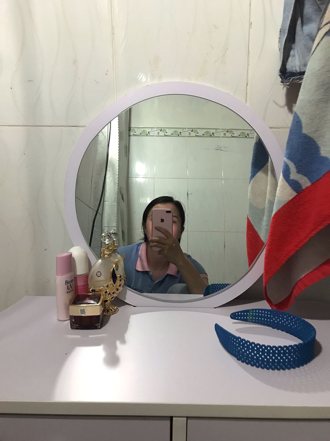 Lắp ráp hơi lâu. Phải có tua vít với búa mới được. Con gái lắp cũng dc nhưng đau tay. Nhưng mà đẹpppppp. Nên mua nha. Vận chuyển cũng okie. Cứ sợ bị bể cái gương may mà không sao