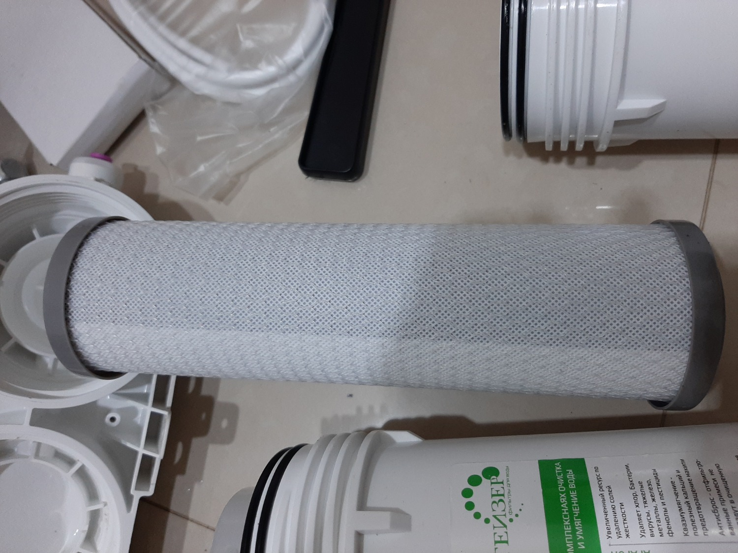 Đặt hàng ngày 21/11 Minh Lam Shop, nhận hàng ngày 26/11 nhưng hôm nay mới có thời gian mở ra kiểm tra để lắp đặt sử dụng.
Kiểm tra bên ngoài và nhắn tin thì đúng là hàng chính hãng và đầy đủ phụ kiện.
Tuy nhiên khi kiểm tra lõi lọc thì phát hiện như sau:
1. Lõi số 1: không có nhãn hiệu.
2. Lõi số 2: bị ướt sũng và nhớt, có vết đen giống bị gỉ sét.
3. Lõi số 3:  Made in Thailand 07/2017.
Hiện tại đang hoang mang và không dám sử dụng.