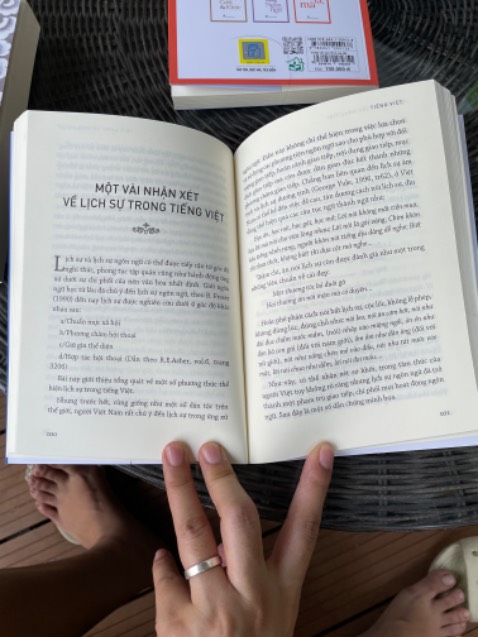 Giao hàng nhanh chóng, đóng gói cẩn thận, sách trong bộ “ Tiếng Việt giàu đẹp “ của NXB trẻ thì quá hay rồi. Dành cho bạn nào yêu thích tiếng việt, bạn yêu viết lách , có kiến thức nền tảng về văn hóa Việt & ngôn ngữ học