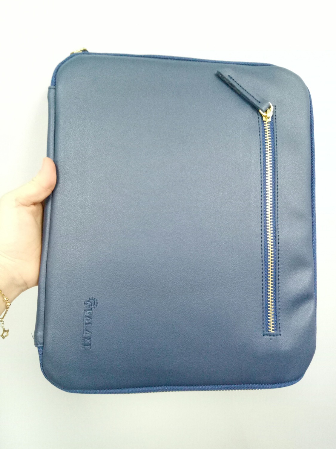 Túi da đẹp, logo và thiết kế tinh tế. Bên trong các ngăn đa dạ để được nhiều vật dụng cần thiết. 5 sao