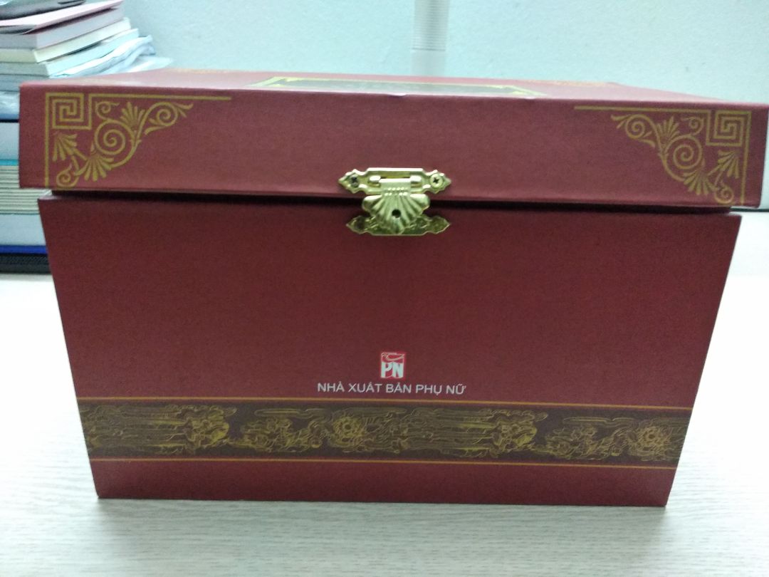 bộ này từ 2017 nên lưu kho chắc cx lâu, khó tránh khỏi ảnh hưởng của thgian và bụi bặm. tuy thế mình vẫn nhận đc sản phẩm rất đẹp từ tiki, ko có gì để chê. dân mình phải biết sử mình, cùng với bộ bão táp triều trần nữa sẽ là những cuốn sách đáng đọc cho tất cả mn khi muốn tìm hiểu về 2 triều đại thịnh trị của nước ta, nhà Lý và nhà Trần. Tuy nhiên mình thấy nội dung ko quá hấp dẫn, tác giả viết dài dòng và lan man, bị lặp nội dung và có nhiều chỗ sai tên nhân vật. Nhưng mà là tp về lịch sử dân tộc thì vẫn nên đọc và ủng hộ nhé mn