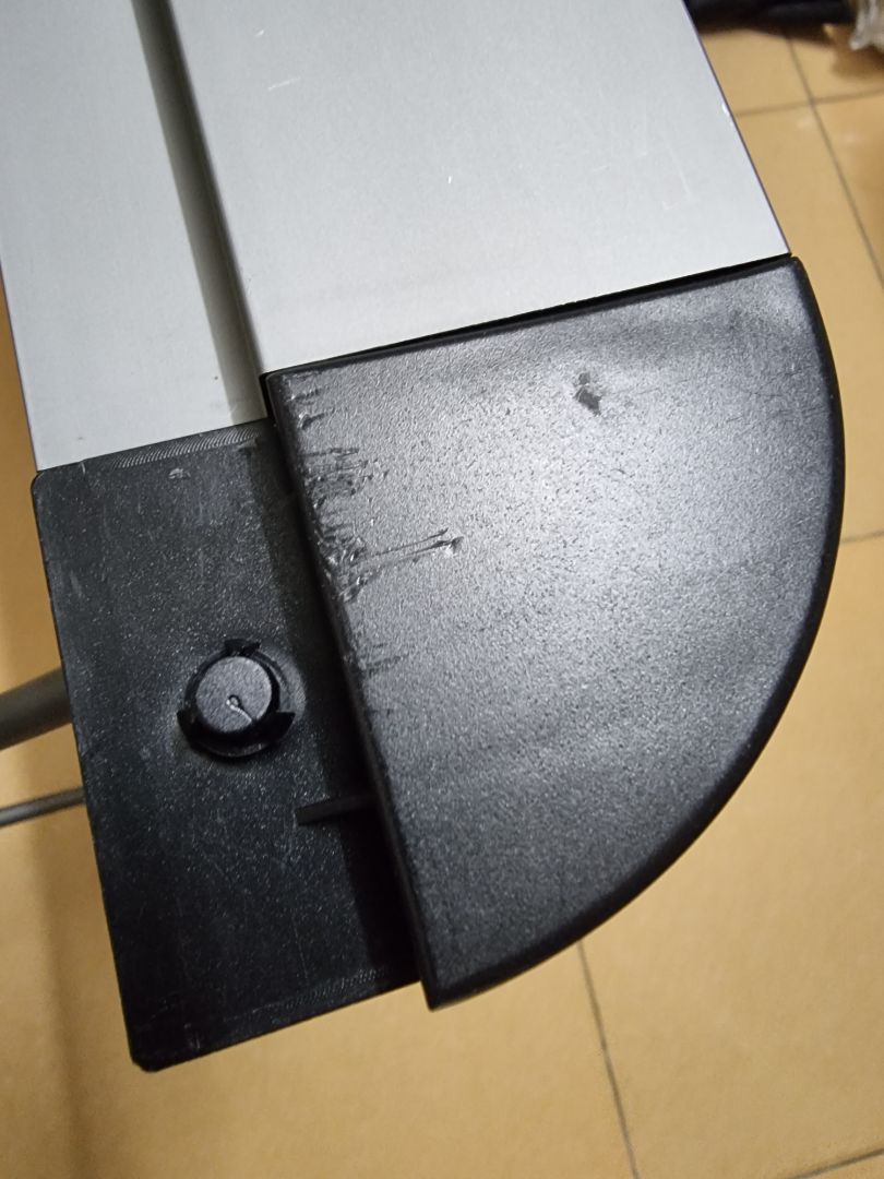 bàn như là hàng trưng bày, nhiều vết xước nhỏ, ko mới