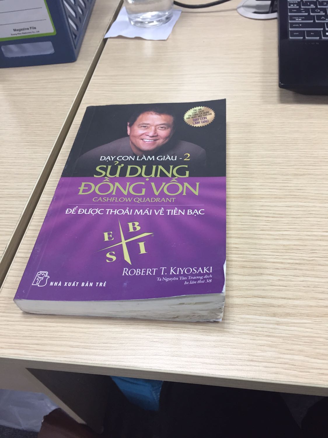 Mình vừa nhận hàng, khi mở ra thì cực kì thất vọng. Sách vừa rách vừa lát, mình ko thể tưởng tượng được là tiki lại có thể giao sp như thế cho khách hàng.