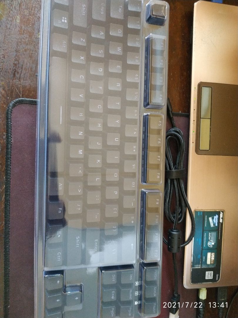 Bàn phím cầm chắc chắn chứ ko ọp ẹp. Dàn đèn Led nhảy nhót khá vui nhộn, phím nảy và khá nhậy. Mình thích nhất là có cái miếng nhựa để đậy bàn phím lại sau khi làm việc, cảm giác nó có trách nhiệm bao nhiêu. Giá cả phù hợp với các bạn sinh viên, kinh phí có hạn.