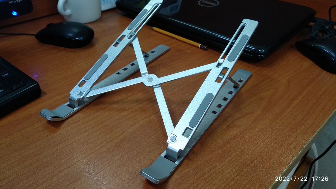 Giá đỡ tốt, có thể gấp gọn, tặng kèm cả túi đựng. Điểm tiếp xúc với máy có ca su chống trượt. Máy tính mình nặng tầm 2-3kg, 15" đỡ rất ổn nhé và đỡ nóng máy. Nên mua ạ.