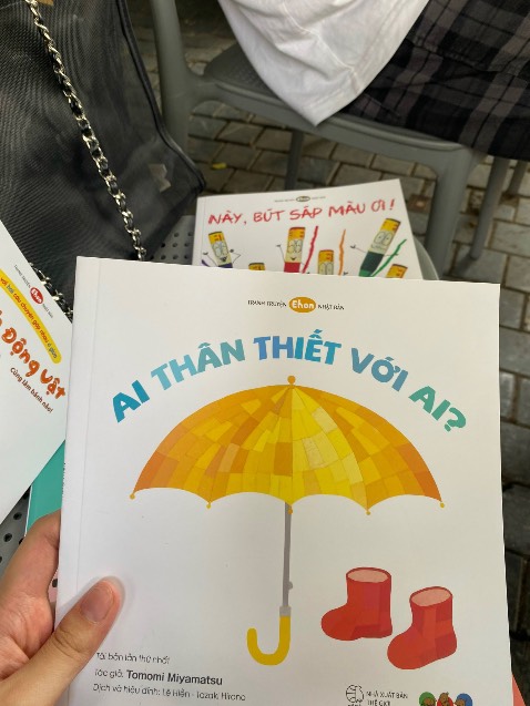 cuốn này giới thiệu cho con biết màu sắc và tên gọi của đồ vật rất dễ hiểu và xinh