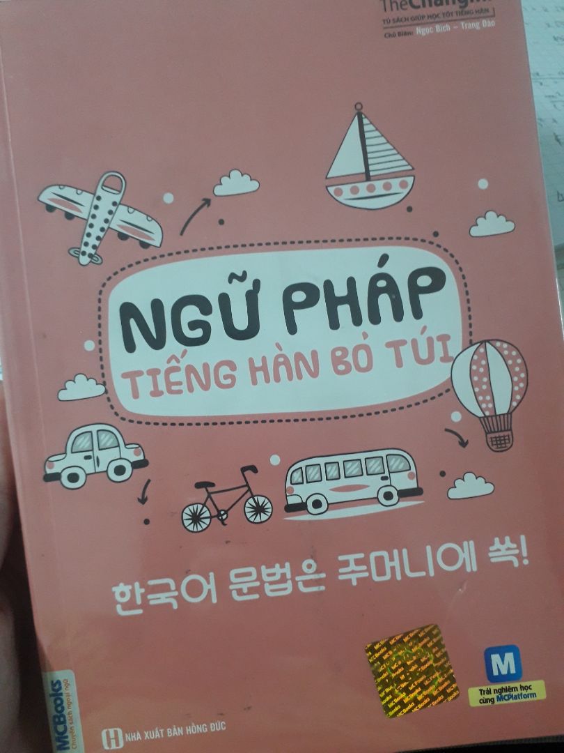 Mình mới học tiếng Hàn nên cũng chưa đánh giá được hết cuốn sách nhưng trước hết là thấy in đẹp mắt, đâu vào đấy không bị rối, hy vọng là sẽ giúp ích được quá trình học của mình.