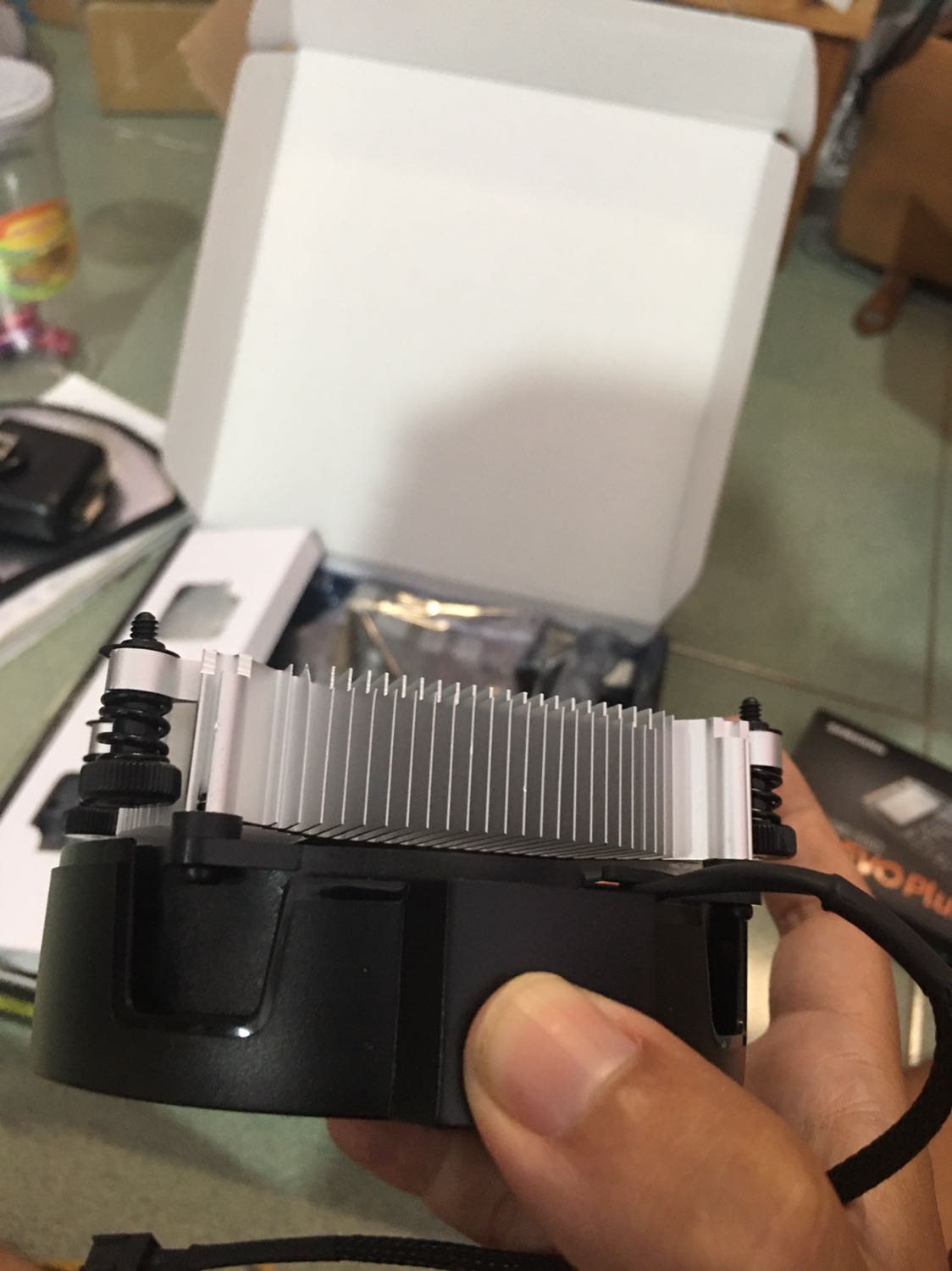 Mình mua mới hoàn toàn, cắt seal và nhận dc quả tản nhiệt bị móp, đúng chán