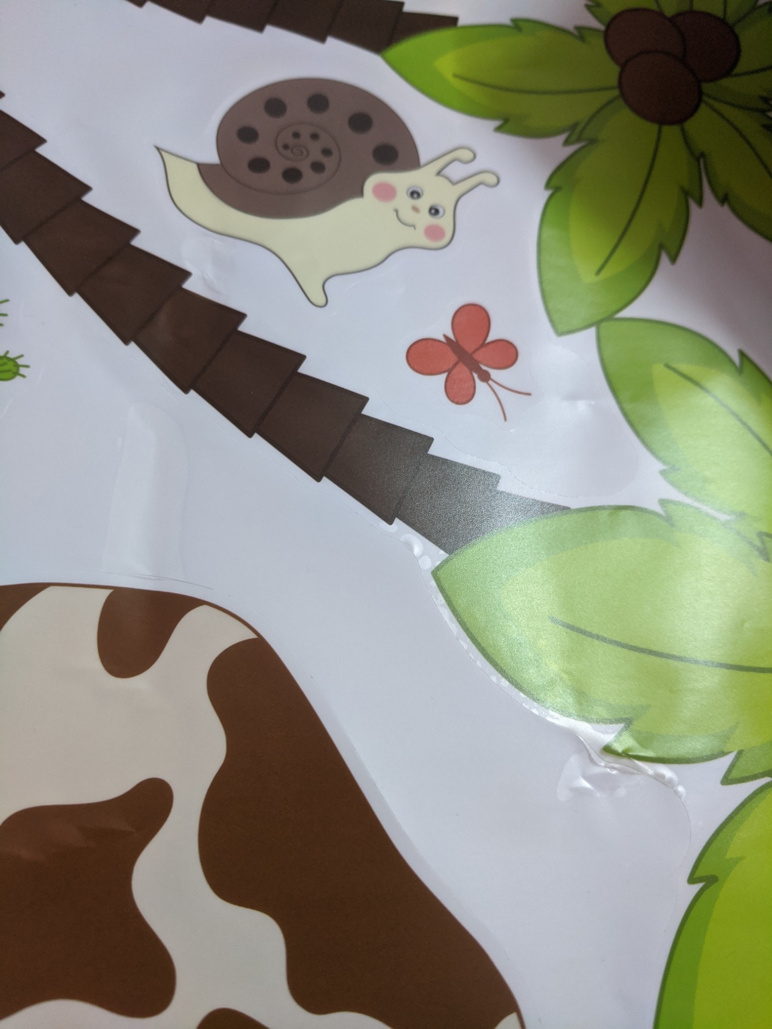 Sản phẩm decal dán tường chất lượng rất tốt, dễ dàng dán và bóc, ko ảnh hưởng đến chất lượng tường, trể dễ dàng bóc dán, hình ảnh sắc nét đẹp, dễ thương và rất hưu dụng giúp trẻ vừa học vừa chơi, giá thành rẻ, rất đang tiền, điểm trừ duy nhất là khâu đóng gói, làm hỏng chất lượng giấy dán, móp méo xấu, ko dính. Đề nghị tiki nên đóng trong hộp caton để tranh ko bị méo như hình.