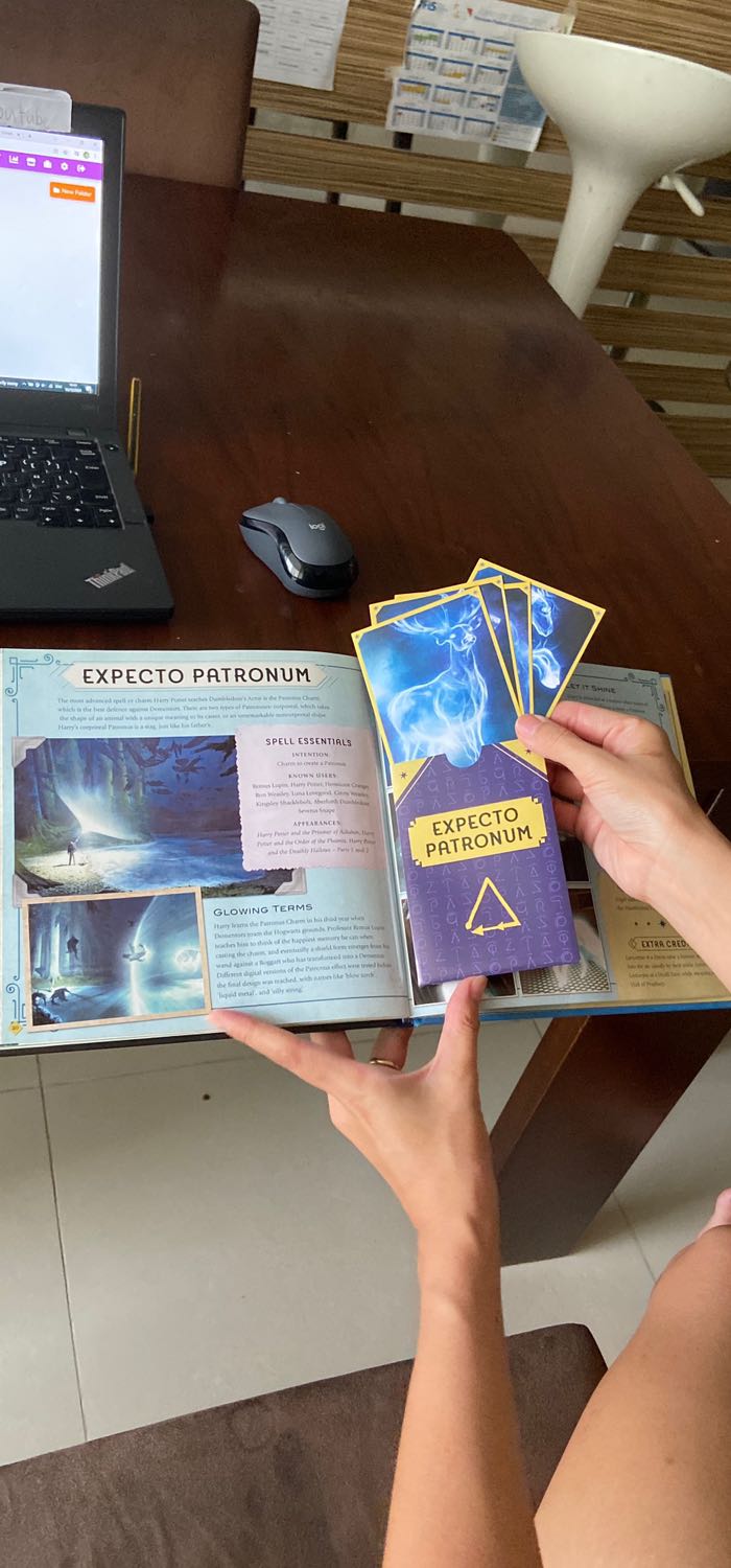 Sách là bổ sung rất chất cho các fan của Harry Potter. Toàn bộ những bùa chú và các bối cảnh sử dụng đã bùa chú này được chắt lọc trong cuốn sách. Rất hay. Các bạn nhỏ rất thích.