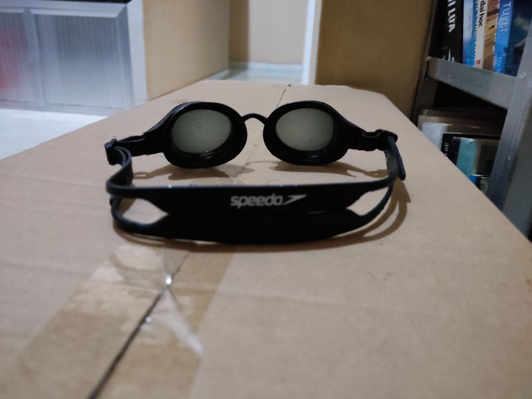 Kính chính hãng speedo quốc tế mặc dù sản xuất tại nhà máy ở Trung Quốc.
Mình mua kính  bơi 3,5 độ.
Mắt trái mình 3,25. Mắt phải 3,5.
Đeo vào thấy rõ ghê á. Không thể bằng kính thuốc được tại mắt mình bị loạn 1,25 nữa. Nhưng mà thấy rõ  tầm nhìn xa ghê á, rõ hơn nhiều kính bơi không hỗ trợ độ cận.
Mọi thứ như mô tả.
Còn về việc chống sương mù thì dù bạn mua kính gì ( cả kính đắt nhất)cũng vậy thôi. Sau 1 thời gian dùng nó sẽ bị sương mù nên không thể trách thương hiệu được.
Bạn mua chai bôi chống sương mù cho kín bơi loại tốt là hết.
