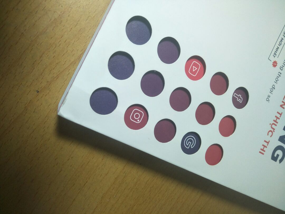 Khá thất vọng về đợt giao hàng lần này của Tiki, do tình hình dịch bệnh diễn biến phức tạp nên hoàn toàn thông cảm việc giao hàng trễ. Sách được đóng gói cẩn thận nhưng khi khui ra thì thấy sách bị gấp nếp, bong chóc nhiều, bìa sách hơi ố. Bên trong sách thì mới.