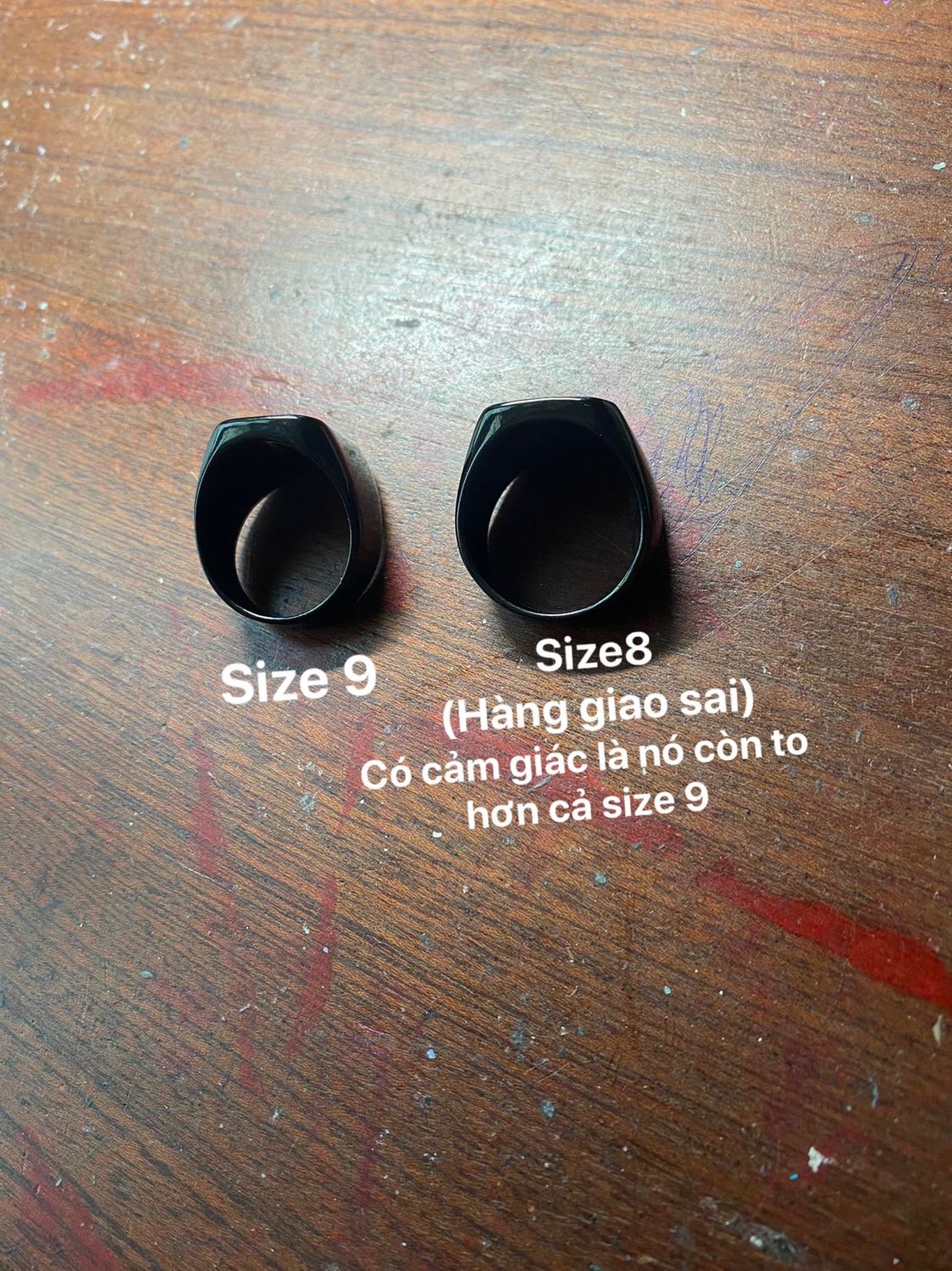 Mình đặt size 8 mà lại giao lộn size 9 cho minhf thì phải do ở nhà mình có một cái nhẫn y như vậy và cũng đã đặt từ trước trên trang này mà đặt lộn size. Mình đo 2 cái nhẫn này với nhau ( trong ảnh ) thì cảm giác 2 nhẫn này bằng nhau mà cái size 8 mình đặt lại có cẩm giác như to hơn một chút so với size 9
Không những vậy bên trong còn bị tróc ở một chỗ ( hình 2 ) và oxi hoá, sướt răm ở một vài điểm
Thực sự chưa được tốt nha tiki!!!
Mong rằng tiki sẽ tốt hơn trong những đợt sắ tới