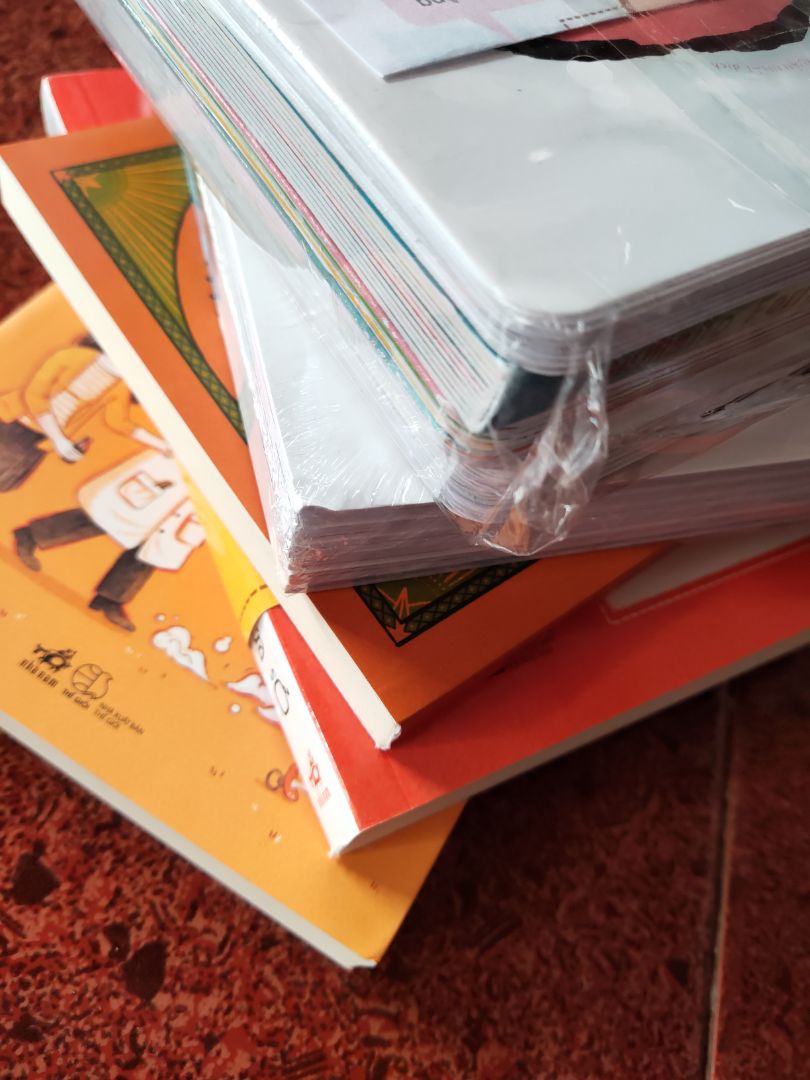 1 sao vì đơn hàng trễ hẹn tới 2 lần dù thời điểm mình đặt hàng đã hết giãn cách. Gửi *** lần 2 không được tiki phản hồi. Nhận sách thì hộp rách, sách bị nát góc, gáy sách méo rất nhiều. 1 sao vì đơn hàng trễ hẹn tới 2 lần dù thời điểm mình đặt hàng đã hết giãn cách. Gửi *** lần 2 không được tiki phản hồi. Nhận sách thì hộp rách, sách bị nát góc, gáy sách méo rất nhiều.